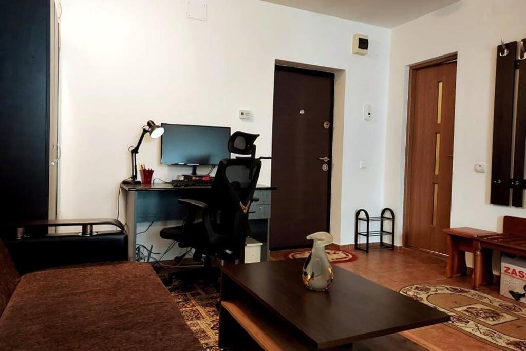 Spacious Flat, With Free Parking & Air Conditioning Floresti  Exterior photo