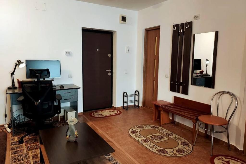Spacious Flat, With Free Parking & Air Conditioning Floresti  Exterior photo