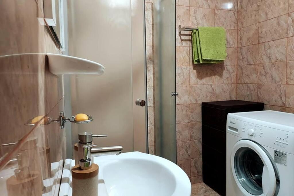 Spacious Flat, With Free Parking & Air Conditioning Floresti  Exterior photo